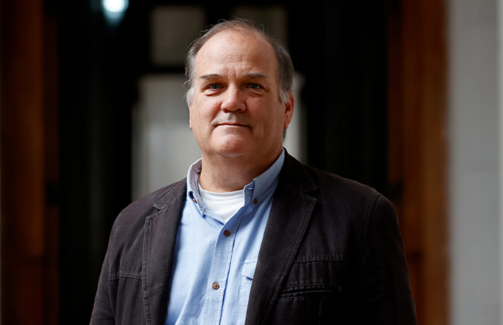 "Para cuidar las cosas hay que conocerlas y por lo tanto la genómica es parte de eso que está construyendo una identidad para la isla de Rapa Nui", indica el investigador de nuestro plantel, Miguel Allende. 